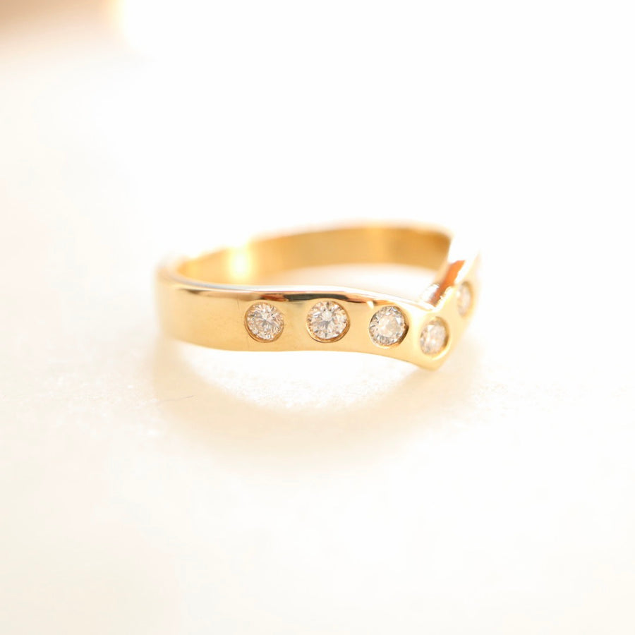 Curved Seven Diamond Band